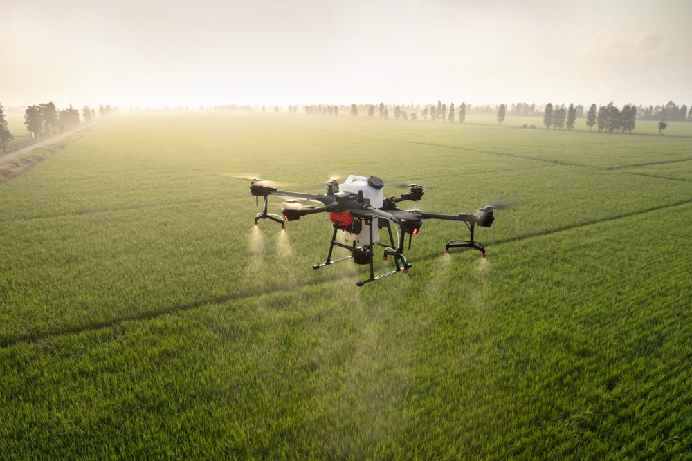 dji-5331597_1920 drone flying above a field